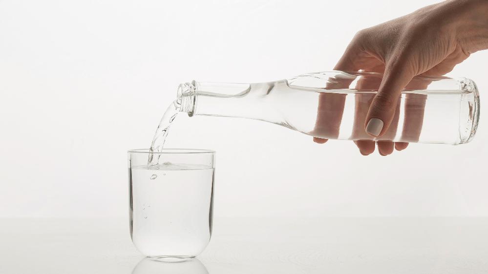 Agua tratada servida en un vaso
